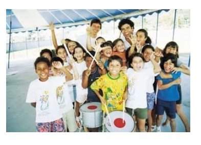 Crianças da Gol de Letra em atividade de batucada