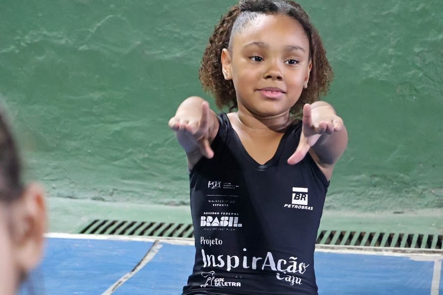 Criança na ginástica rítmica do Inspiração Caju