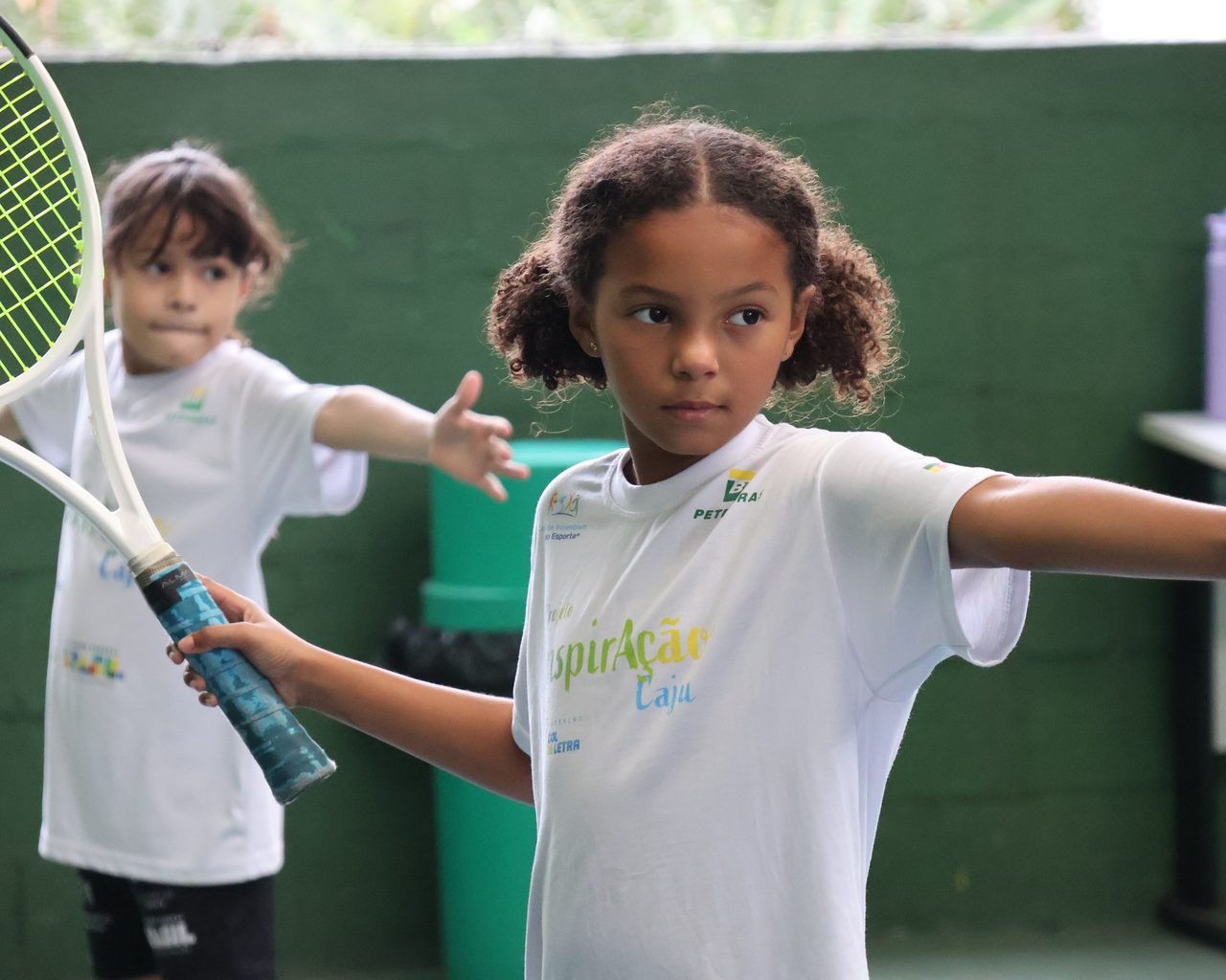 Crianças na oficina de tênis do Projeto Inspiração Caju