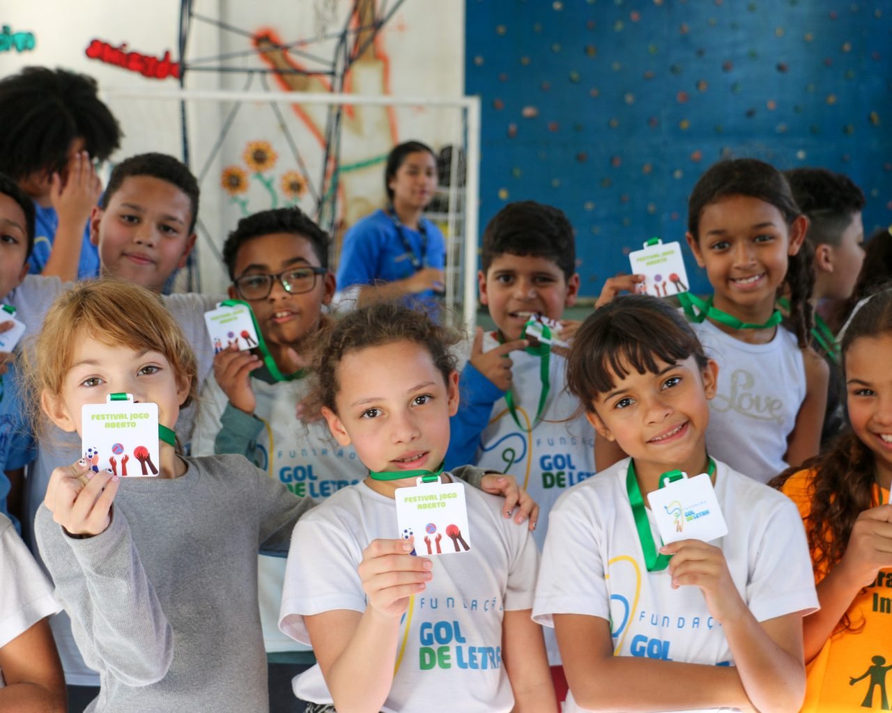 Crianças com as medalhas do Festival Jogo Aberto na Vila