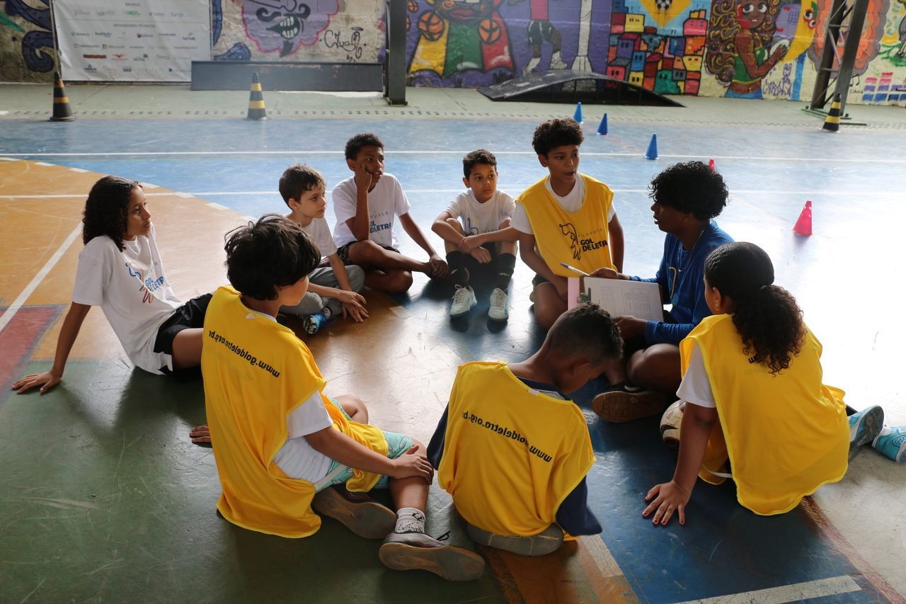 Jovens monitores em roda no Jogo Aberto na Vila
