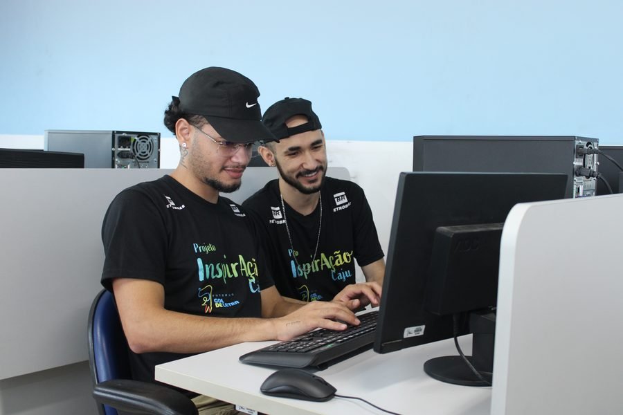 Jovens em curso de informática no Programa Juventude e Oportunidade
