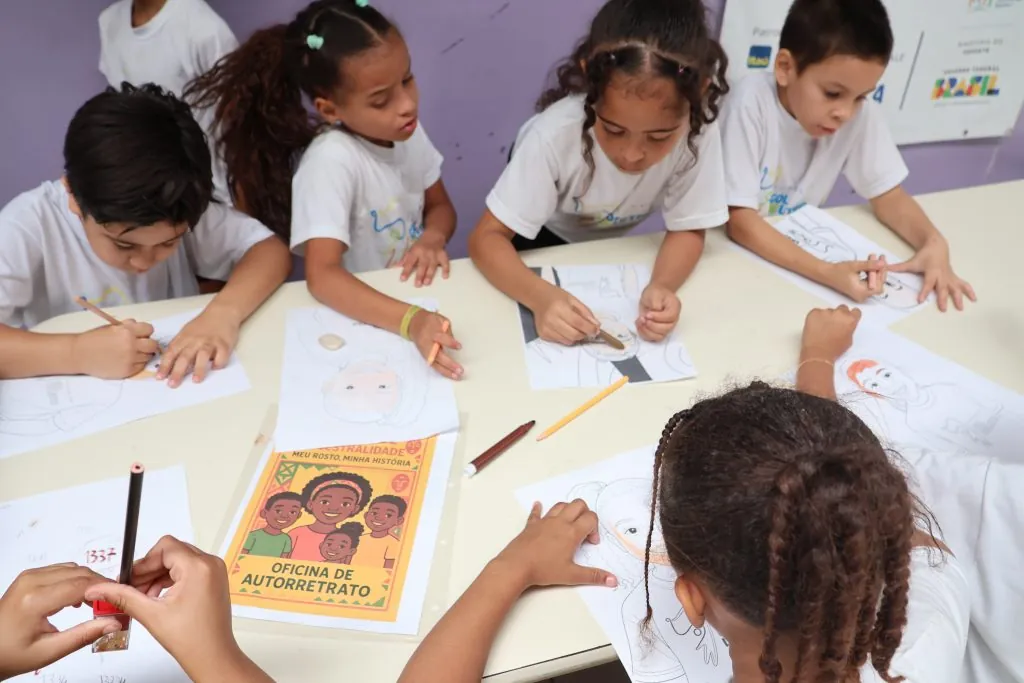 Crianças em oficina de arte e desenho na Fundação Gol de Letra