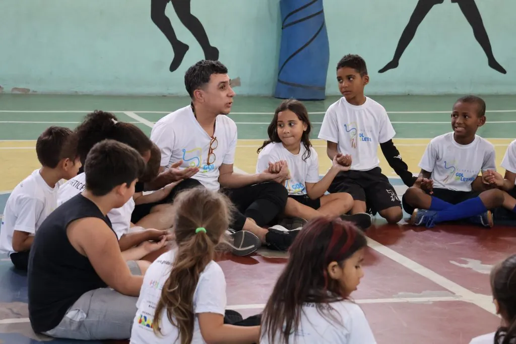 Crianças em atividade esportiva no ginásio