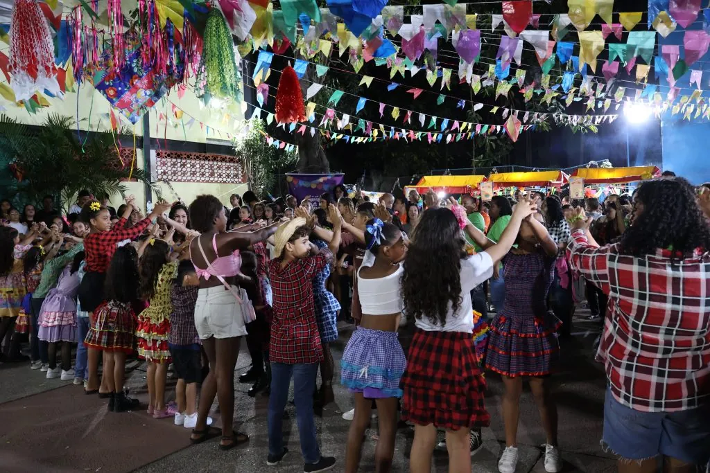 Comunidade reunida em festa junina da Gol de Letra